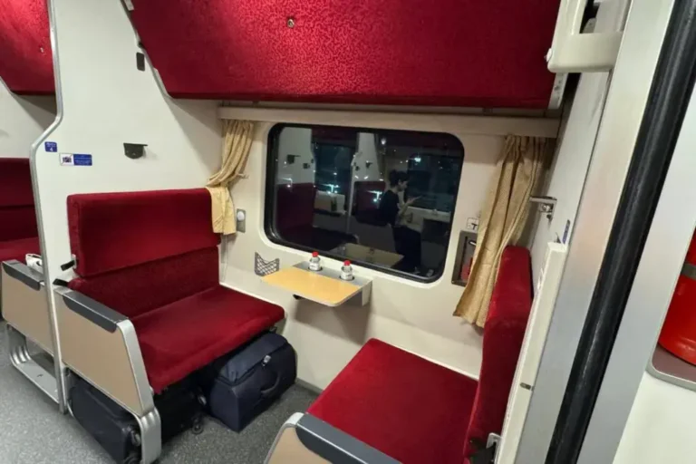 2nd class sleeper train Bangkok to Chiang Mai | Full Experience + how to book